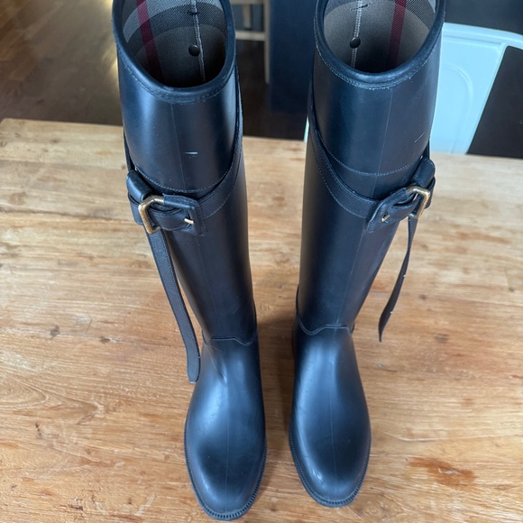 Burberry Riding Rain Boots with Belt - Picture 1 of 6